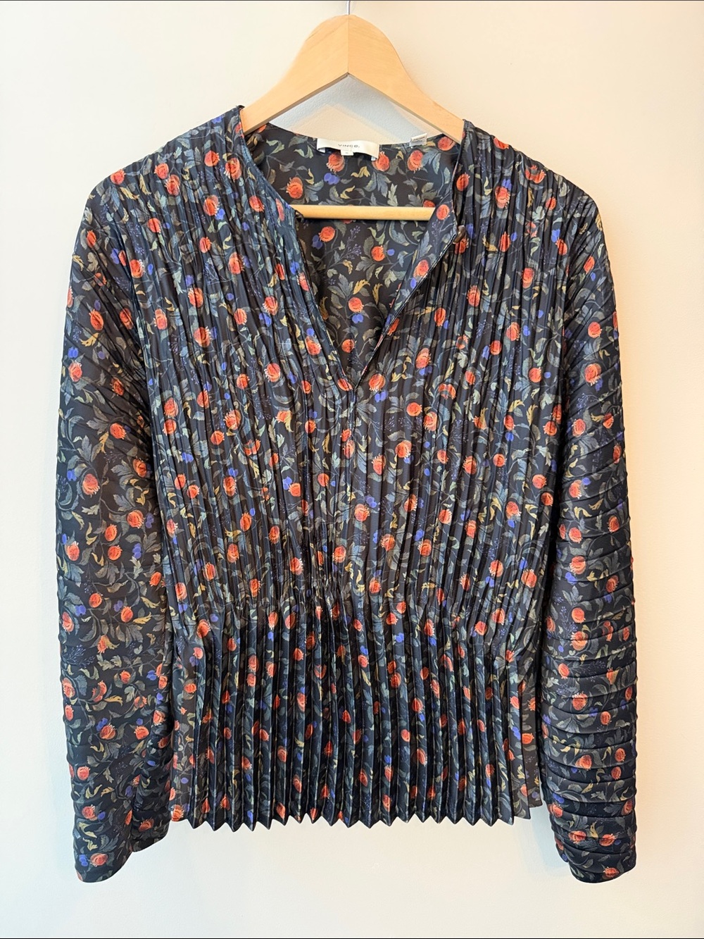 Vince Pomegranate Pleated Floral Top Size Med V-Neck Keyhole Blouse Accordion